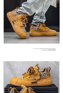 Macro-detail van gele chunky skateschoenen met etnische patronen en dikke plateauzolen
