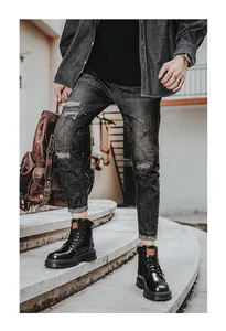 Vista dettagliata degli stivali Martin neri in pelle impermeabile per uomo, stile workwear