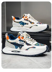 Detail trendiger Low-Top-Herren-Dad-Schuhe mit Ethno-Mustern und dicken Sohlen