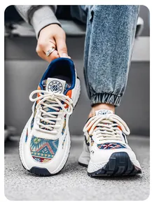 Detailansicht klobiger Dad-Schuhe mit buntem Ethno-Muster und dicker Plateausohle.