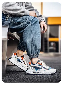 Trendige klobige Herren-Sneaker mit Plateausohle im modernen weiß-blauen Streetstyle.