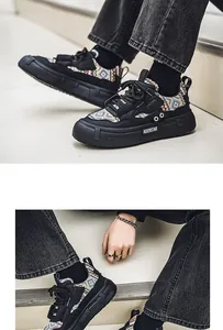 Lifestyle foto van zwarte chunky sneakers met etnische patronen en dikke zolen