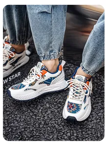 Detaillierte Ansicht modischer Herren Chunky Dad Schuhe mit bunten Ethno Mustern