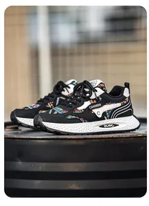 Detaillierte Seitenansicht stylischer schwarzer Herren-Chunky-Sneaker mit bunten Mustern
