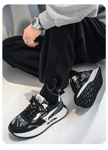 Detailansicht der Herren-Sneaker mit bunten geometrischen Mustern und dicken Sohlen