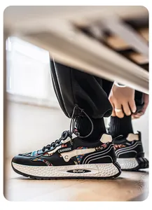 Detailansicht der Herren-Chunky-Sneaker mit bunten Mustern und dicker Sohle.