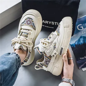 Stijlvolle witte herensneakers met kleurrijke geometrische patronen en dikke zolen
