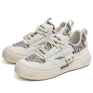 Stijlvolle gebroken witte chunky sneakers voor heren met levendige etnische patronen