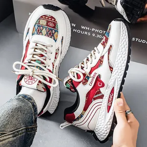 Trendige Herren-Sneaker mit dicker Sohle, buntem Muster und weißem Plateau-Design