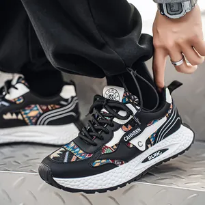 Modische Herrenschuhe im Chunky Dad-Stil mit ethnischen Webmustern und dicker weißer Sohle