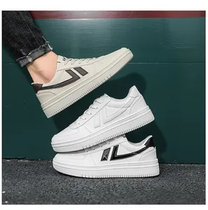 Primo piano di tre paia di scarpe casual bianche sovrapposte con strisce a contrasto