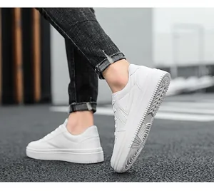 Vista laterale di scarpe casual bianche da uomo con suole in gomma spessa di alta qualità