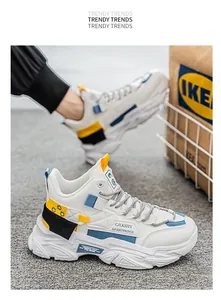 Detailansicht weißer High-Top-Chunky-Sneaker mit blau-gelben Akzenten für Herren