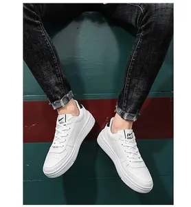 Sneaker casual bianche versatili da uomo con design minimalista in pelle sintetica chic.