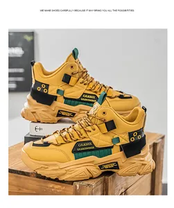 Detailansicht gelber High-Top-Chunky-Sneaker mit dicker Sohle und grünen Akzenten.