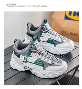 Detailansicht modischer Herren-Chunky-Sneaker mit dicker Sohle in Grau und Grün