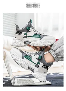 Nahaufnahme stylischer High-Top-Chunky-Sneaker für Herren mit dicker weißer Sohle.
