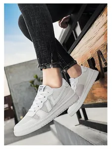 Vista dettagliata delle sneakers da skate casual bianche dotate di mesh traspirante