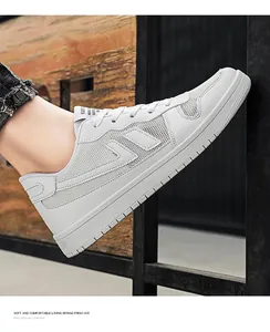 Sneaker casual da uomo in mesh bianco, scarpe basse traspiranti in dettaglio.