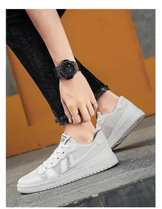 Primo piano di sneakers casual bianche su modello per look urban chic.