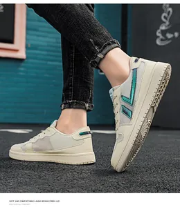 Vista dettagliata di sneaker bianche traspiranti con accenti riflettenti