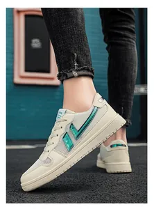 Primo piano di scarpe casual in rete bianca con strisce verdi indossate al piede