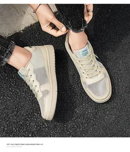 Dettaglio di scarpe casual beige traspiranti con trama a rete indossate ai piedi