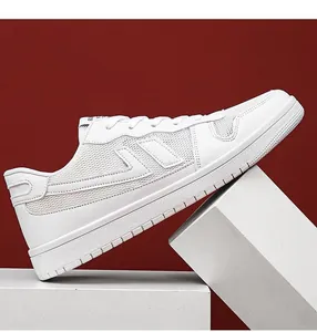 Vista laterale di sneaker casual bianche in mesh e pelle sintetica su blocchi bianchi.