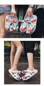 Vista dettagliata di sabot con stampa graffiti alla moda per uomo e donna all'aperto.