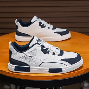 Sneaker classiche da uomo in pelle blu navy e bianche con marchio GUO CHAO