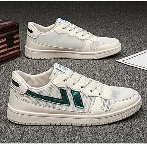 Dettaglio ravvicinato di scarpe casual in mesh bianco con striscia verde metallo