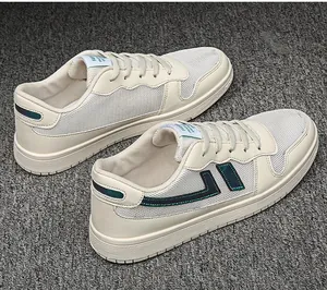 Primo piano di sneaker bianche casual in mesh traspirante e inserti in pelle