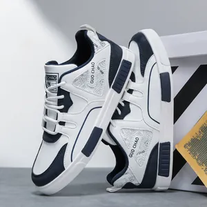 Sneakers classiche in pelle bianca e blu scuro da uomo con design casual di tendenza.