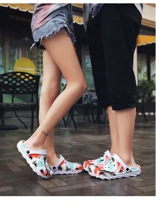 Vista dettagliata dei sabot mimetici unisex con suole antiscivolo