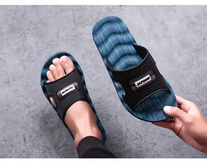 Detailansicht rutschfester Herren-Slipper mit blauem Fußbett und schwarzem Riemen