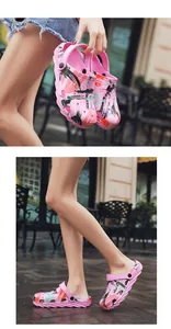 Dettaglio esterno di sabot mimetici rosa indossati da una modella in un patio