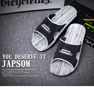 Nahaufnahme von stilvollen Herren-Sandalen mit schwarz-weißem Holzmaserungs-Design