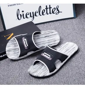 Nahaufnahme rutschfester Herren-Sandalen mit JAPSON-Logo und strukturierter Sohle