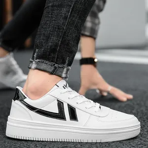 Sneakers bianche casual da uomo con dettagli neri e suole spesse per l'uso quotidiano