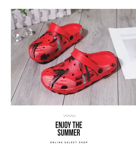 Eleganti sabot rossi da uomo con motivo astratto, ideali per le attività estive al mare.