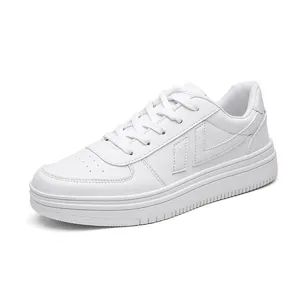 Sneakers casual classiche total white con design minimalista stringato per uomo e donna
