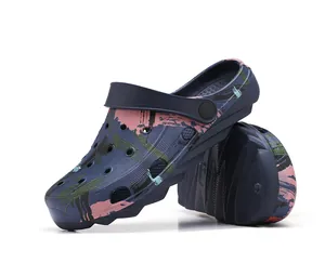 Dettaglio ravvicinato di sabot camouflage blu navy con cinturino regolabile e fori traspiranti