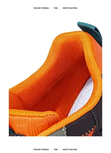 Primer plano del forro de malla naranja transpirable en las botas de senderismo