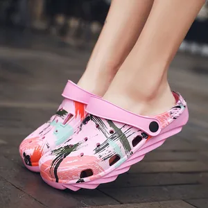 Eleganti sabot da giardino rosa con vivaci motivi a pennellate per la spiaggia.