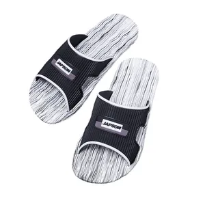 Trendige Herren Strand-Slipper mit schwarzen Riemen und rutschfesten Sohlen in Holzoptik