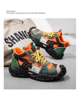 Vista lateral detallada de zapatillas de exterior altas multicolores para hombre
