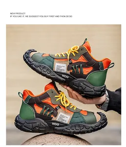 Detalle de zapatillas de senderismo altas multicolores con suelas robustas y paneles