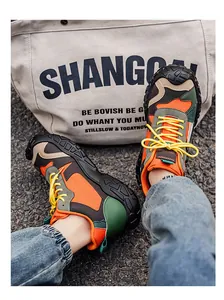 Vista en primera persona de zapatillas de senderismo multicolor con suelas de goma