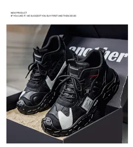 Botas de senderismo negras de caña alta para hombre en una caja de zapatos elegante