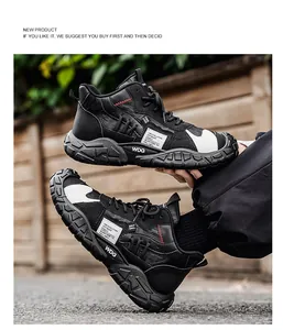 Vista detallada de zapatillas deportivas negras de caña alta con suelas robustas y etiquetas.